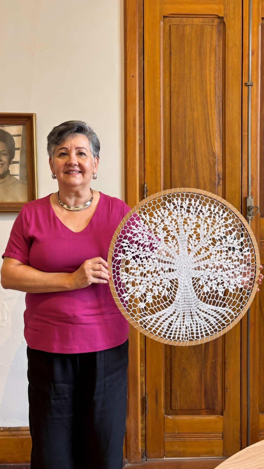 Estela Ebert com mandala de crochê em formato de árvore
